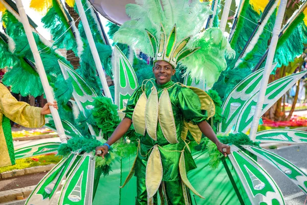 Ницца, Франция - 20 февраля 2016: Участники карнавального парада в Ницце. Carnaval de Nice - Roi de Media (King of Media) ) — стоковое фото