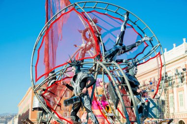 Nice, Fransa - 27 Şubat 2016: Katılımcılar carnival geçit Nice. Carnaval de Nice