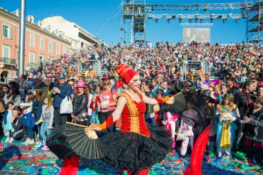 Nice, Fransa - 27 Şubat 2016: Katılımcılar carnival geçit Nice. Carnaval de Nice