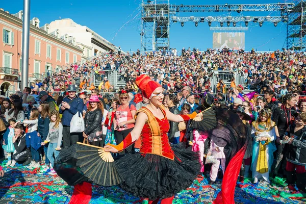 Nice, Fransa - 27 Şubat 2016: Katılımcılar carnival geçit Nice. Carnaval de Nice