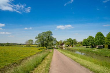Köy yolunda alanları ve kanal Burgonya, Fransa