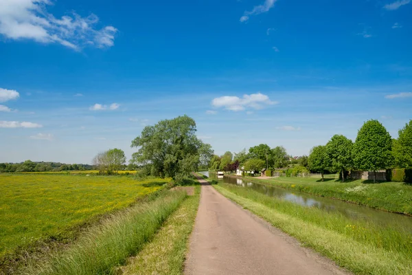 Köy yolunda alanları ve kanal Burgonya, Fransa