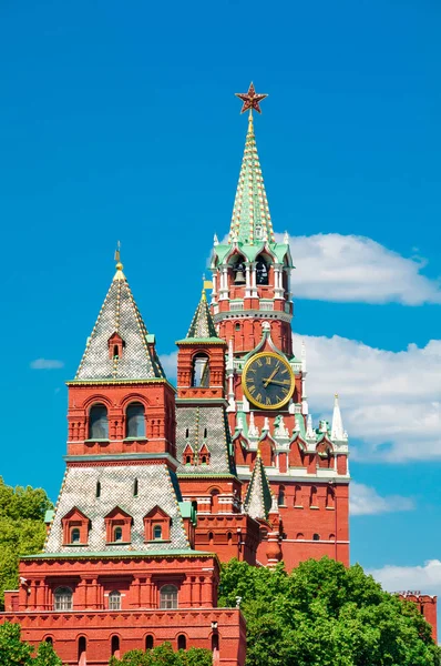 Torri Cremlino di Mosca in tempo solare, Russia — Foto Stock