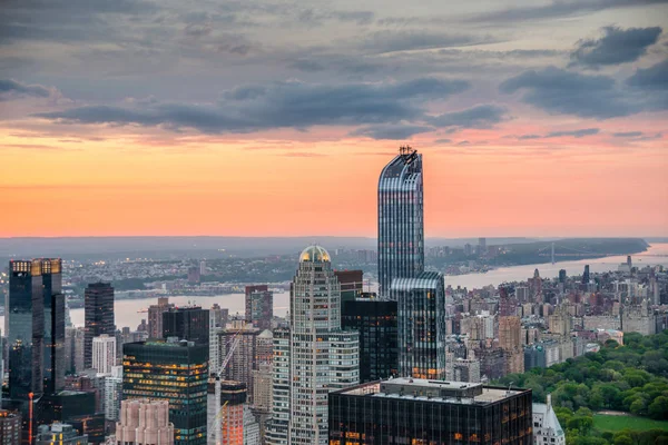 Panoramę Nowego Jorku z miejskich drapaczy chmur na zachodzie słońca — Zdjęcie stockowe