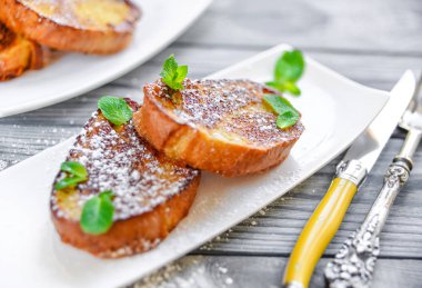 Fransız tost - pudra şekeri ve nane ile kızarmış ekmek tost