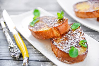 Fransız tost - pudra şekeri ve nane ile kızarmış ekmek tost