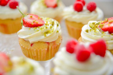 Lezzetli kek çilek ile yakın çekim