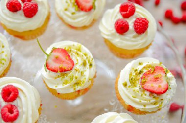 Lezzetli kek çilek ile yakın çekim