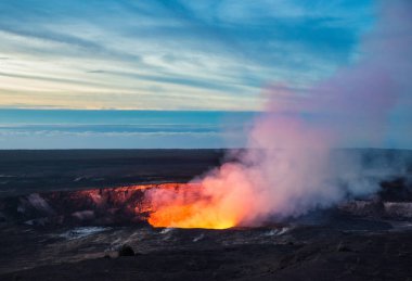 Yangın ve Kilauea krater, Hawaii patlayan Buhar