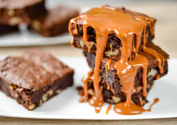 Kek ile fındık ve tuzlu karamel - kek plaka spri üzerinde