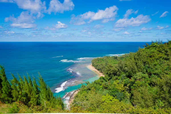 Panoramiczny widok z słynnej plaży Kee w Kauai, Hawaje, Stany Zjednoczone — Zdjęcie stockowe