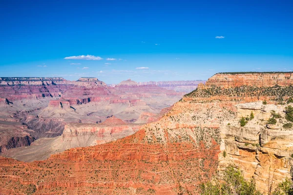Büyük Kanyon Mavi gökyüzü ile güneşli bir gün
