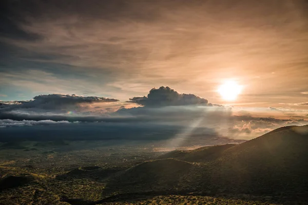 Solnedgång på mauna kea, hawaii Stockbild