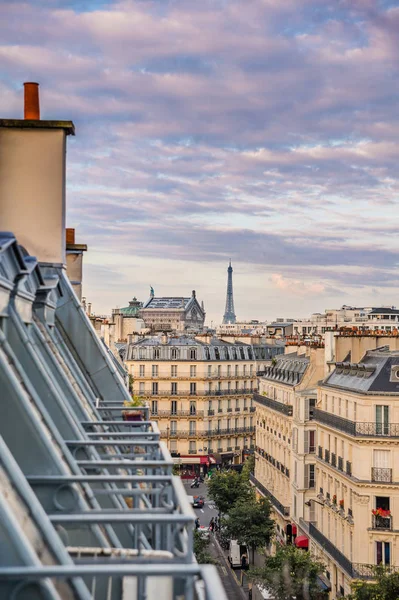 Tetti di Parigi con la Torre Eiffel sullo sfondo Foto Stock Royalty Free