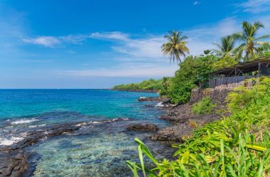 Kayalık sahil şeridi, Big Island, Hawaii ve okyanus üzerinde göster