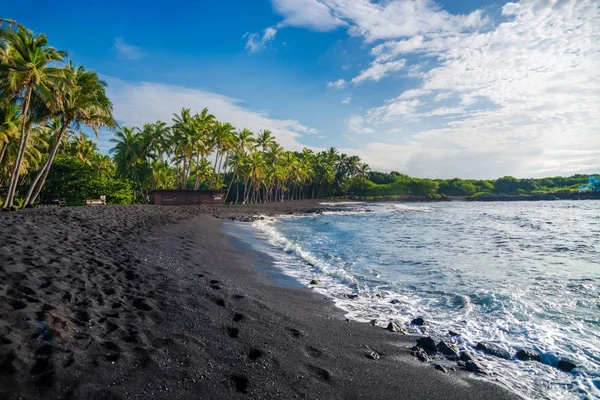 Punaluu černé písečné pláže, Big Island na Havaji — Stock fotografie