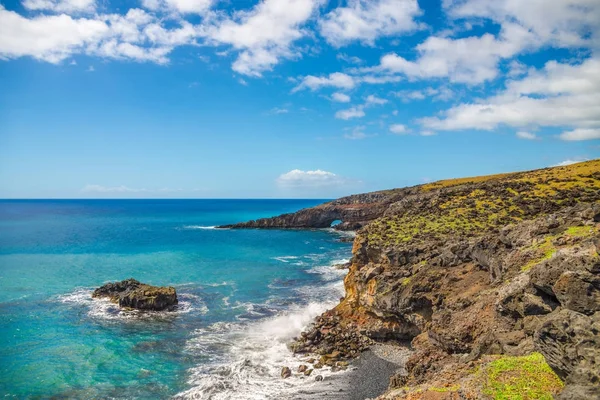 Скелястий берег на південному узбережжі Мауї, Гаваї — стокове фото