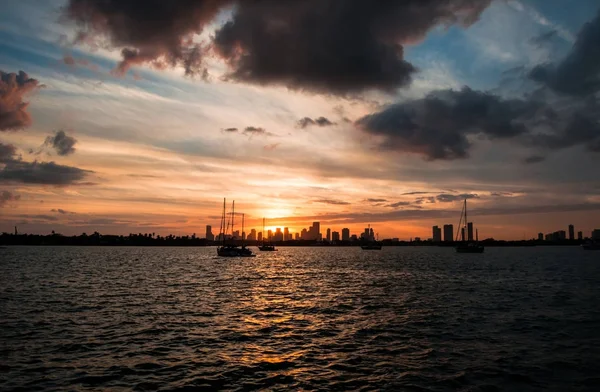 Zonsondergang tijd. Zoek Miami Skyline van Miami Beach — Stockfoto