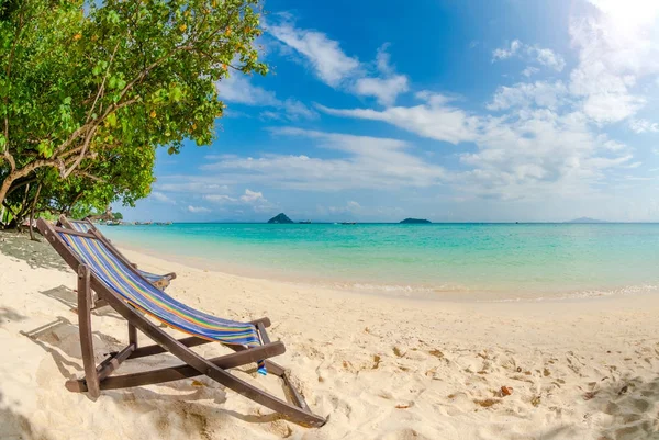 Plaj sandalyesi kusursuz tropikal kum plaj, phi phi Island, Tayland tarihinde — Stok fotoğraf