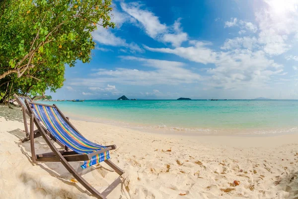 Krzesło plażowe na idealne tropikalnej plaży piasek, Ko Phi Phi, tajski — Zdjęcie stockowe