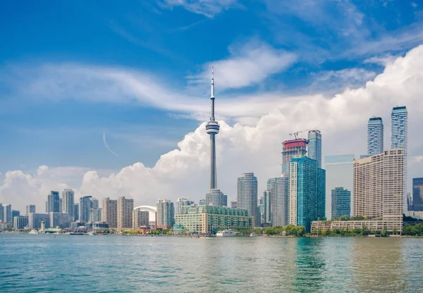 Toronto skyline sobre el lago Ontario. Arquitectura urbana - Canadá —  Fotos de Stock