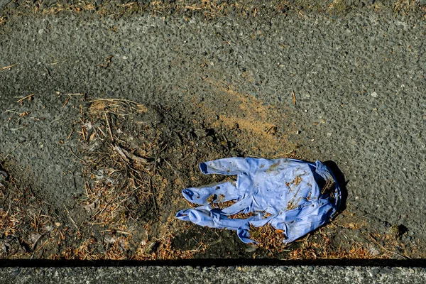 Sokakta Bırakılmış Koruyucu Bir Eldiven Kullanımdan Sonra Atıldı — Stok fotoğraf