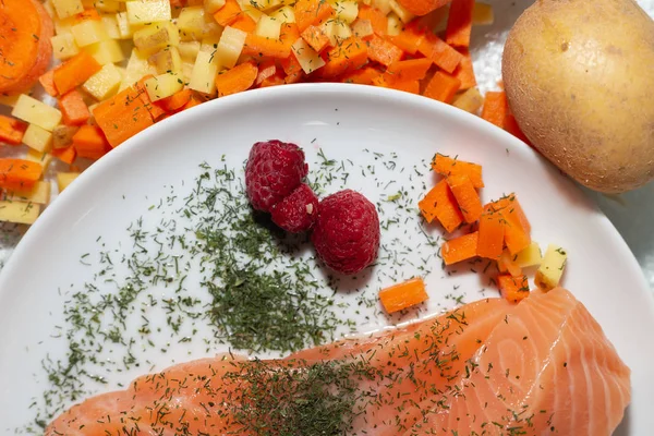 Laxrätt med potatis och morötter — Stockfoto