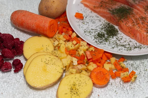 Laxrätt med potatis och morötter — Stockfoto