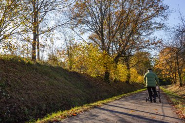 Rollatörlü kıdemli adam