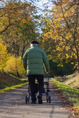Rollatörlü kıdemli adam