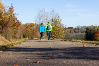 Sonbaharda yürüyen çift