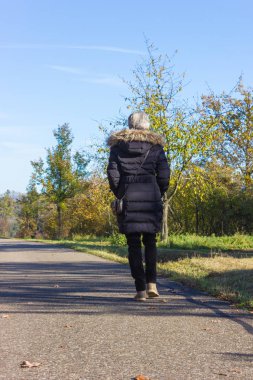 Sonbaharda Walkay 'daki siyahlı kadın.