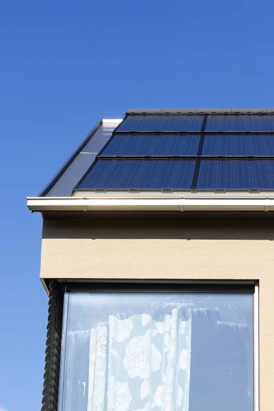 Panel słoneczny na dachu nowoczesnego domu — Zdjęcie stockowe