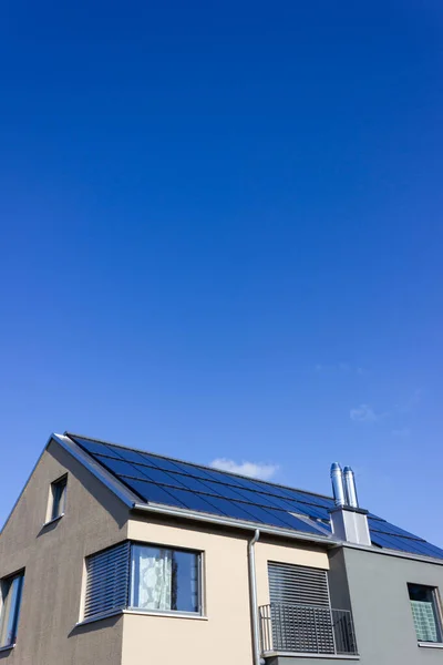 Солнечная панель на крыше современного дома — стоковое фото