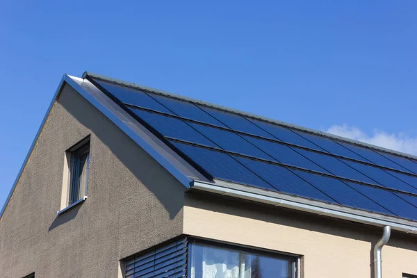 Zonnepaneel op een dak van een modern huis — Stockfoto