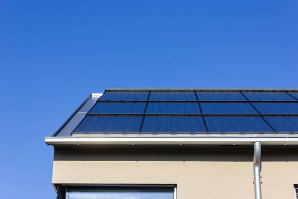 Panel słoneczny na dachu nowoczesnego domu — Zdjęcie stockowe