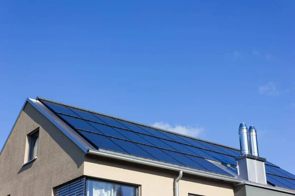 现代房屋屋顶上的太阳能电池板 — 图库照片