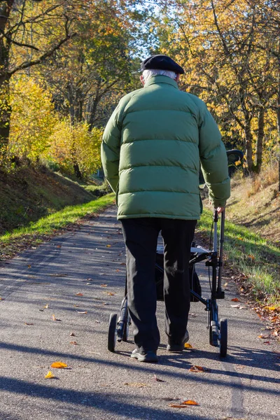 Senior man med rollator — Stockfoto