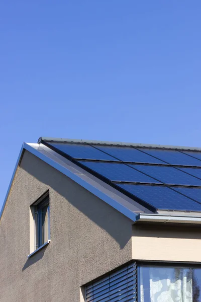 现代房屋屋顶上的太阳能电池板 — 图库照片
