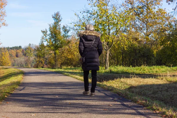 Dame en noir sur une promenade à l'automne — Photo