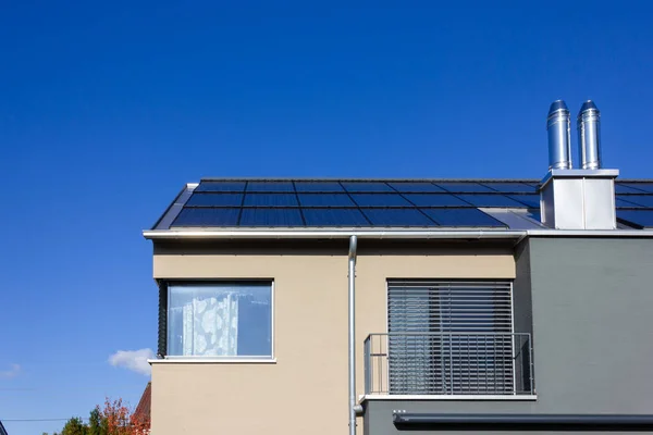 Painel solar em um telhado de uma casa moderna — Fotografia de Stock