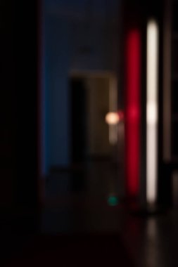 Karanlık bir odada aydınlık yüzey yansımaları