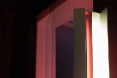 Karanlık bir odada aydınlık yüzey yansımaları