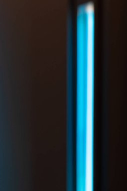 Karanlık bir odada aydınlık yüzey yansımaları