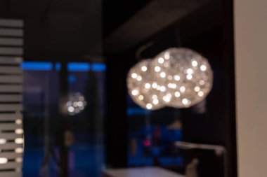 Karanlık bir odada aydınlık yüzey yansımaları