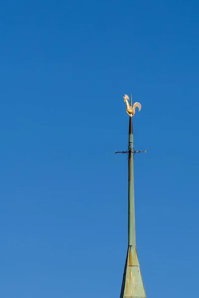 Steeple Weathercock Verão Dia Ensolarado Céu Azul — Fotografia de Stock