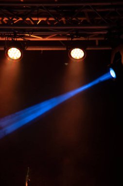 grup sahne ışığı gösterisinde 