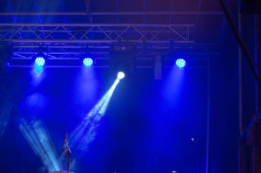 grup sahne ışığı gösterisinde 