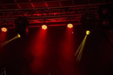 grup sahne ışığı gösterisinde 