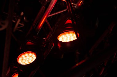 grup sahne ışığı gösterisinde 